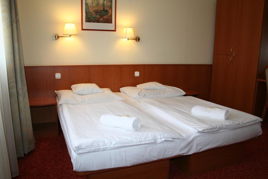 Korona Panzio Budapest Chambre photo