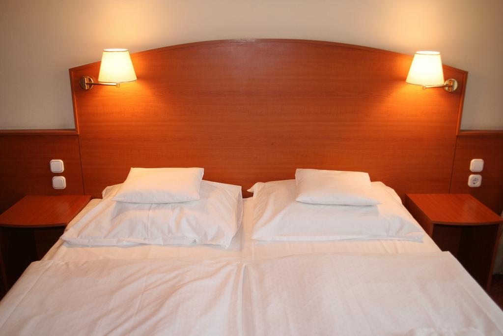 Korona Panzio Budapest Chambre photo
